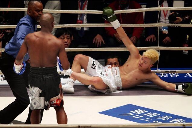 Три мощных нокдауна: бой Мейвезер - Насукава завершился нокаутом - опубликовано видео