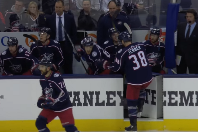 Хоккеист психанул и клюшкой ''отрубил'' партнеру руку - опубликовано видео