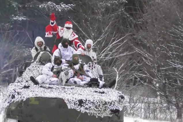 На БМП и в окопах: бойцы ВСУ оригинально поздравили Украину с Новым годом