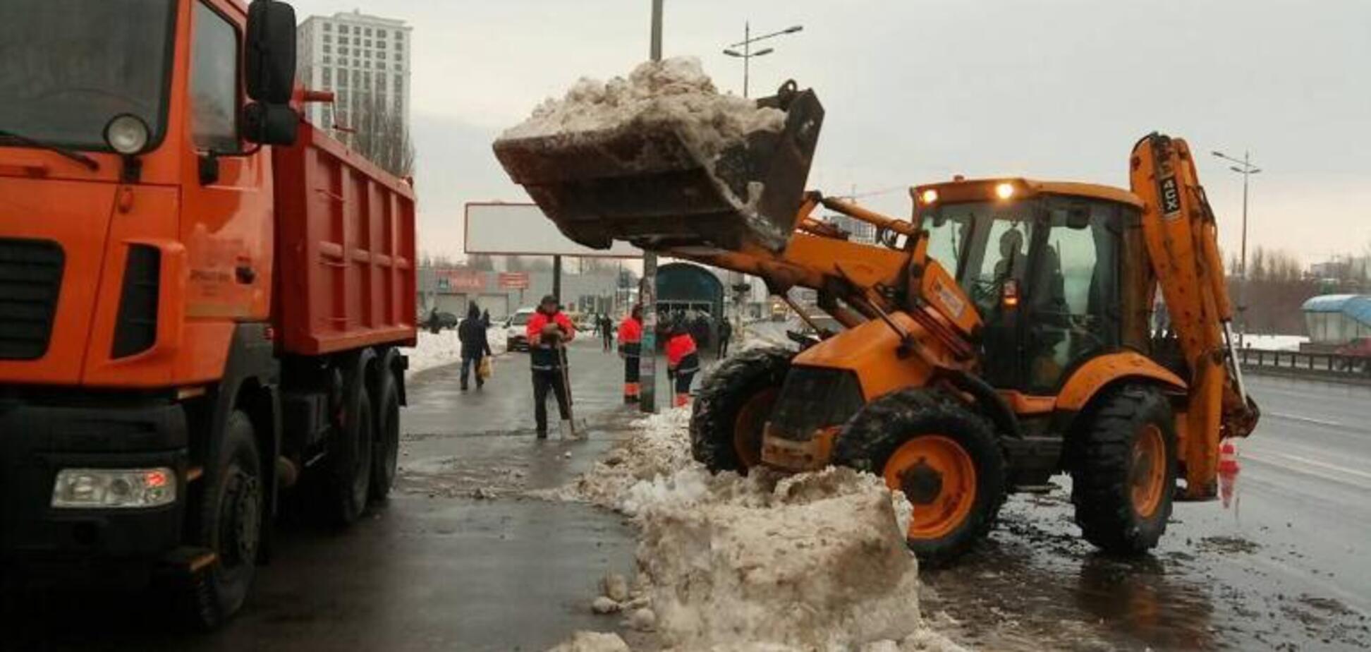 Комунальники за два дні прибрали з київських вулиць 5,5 тисяч тон снігу — КМДА