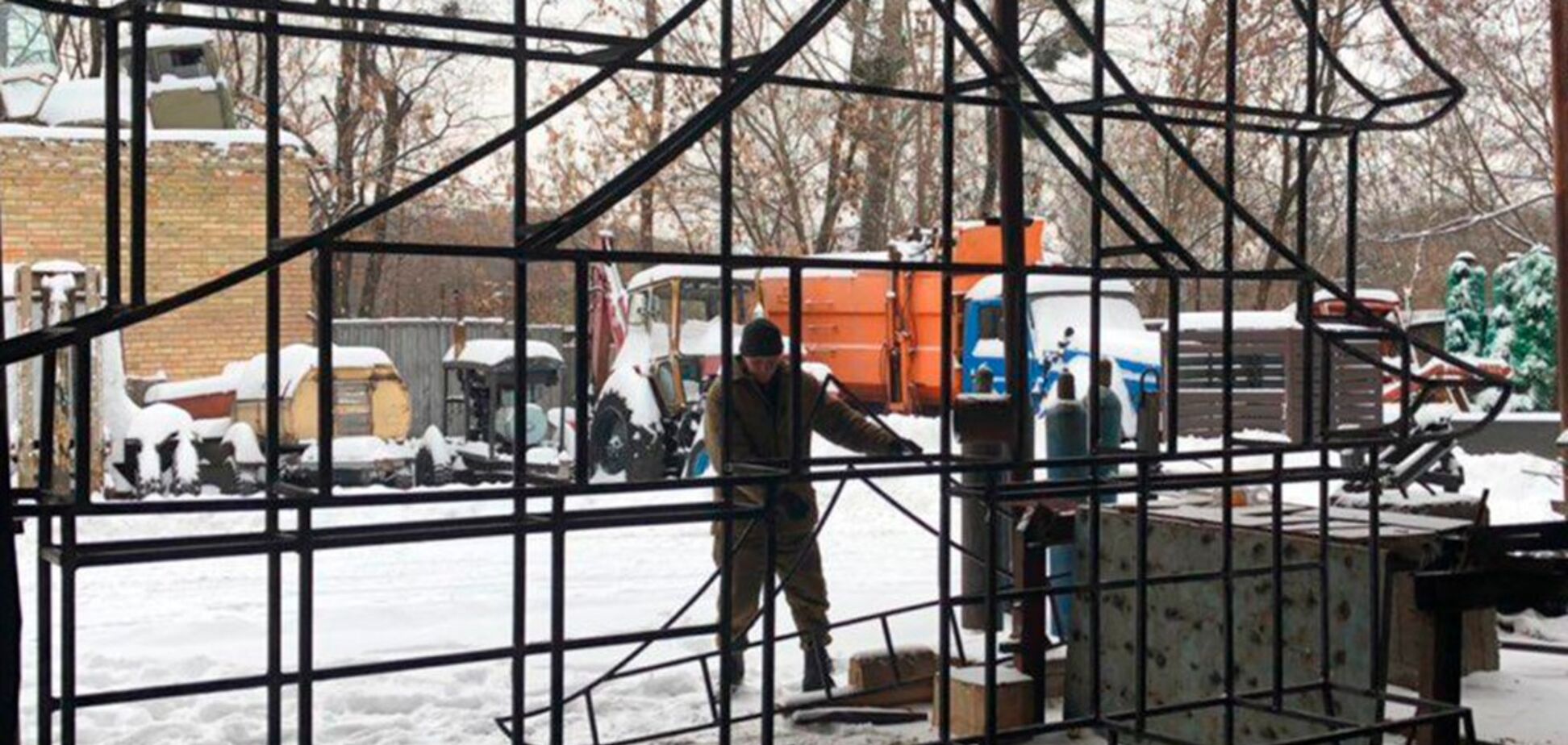 На 'Певческом поле' начали строить апельсиновые замки