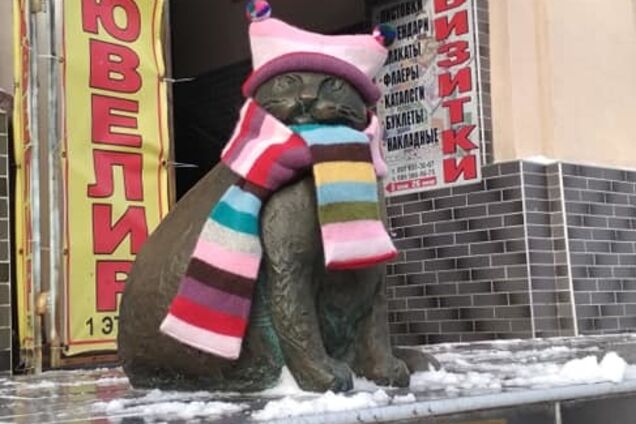 ''Очень трогательно'': в Одессе мило украсили скульптуры котов