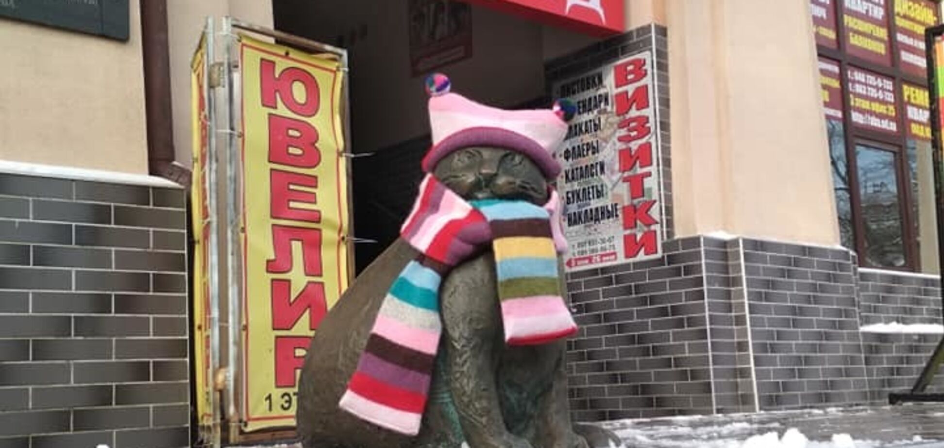 ''Дуже зворушливо'': в Одесі мило прикрасили скульптури котів