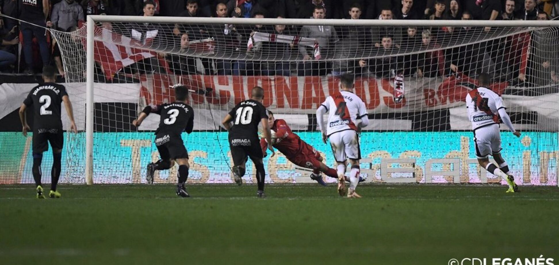 Вратарь сборной Украины отразил пенальти в Кубке Испании: видео момента