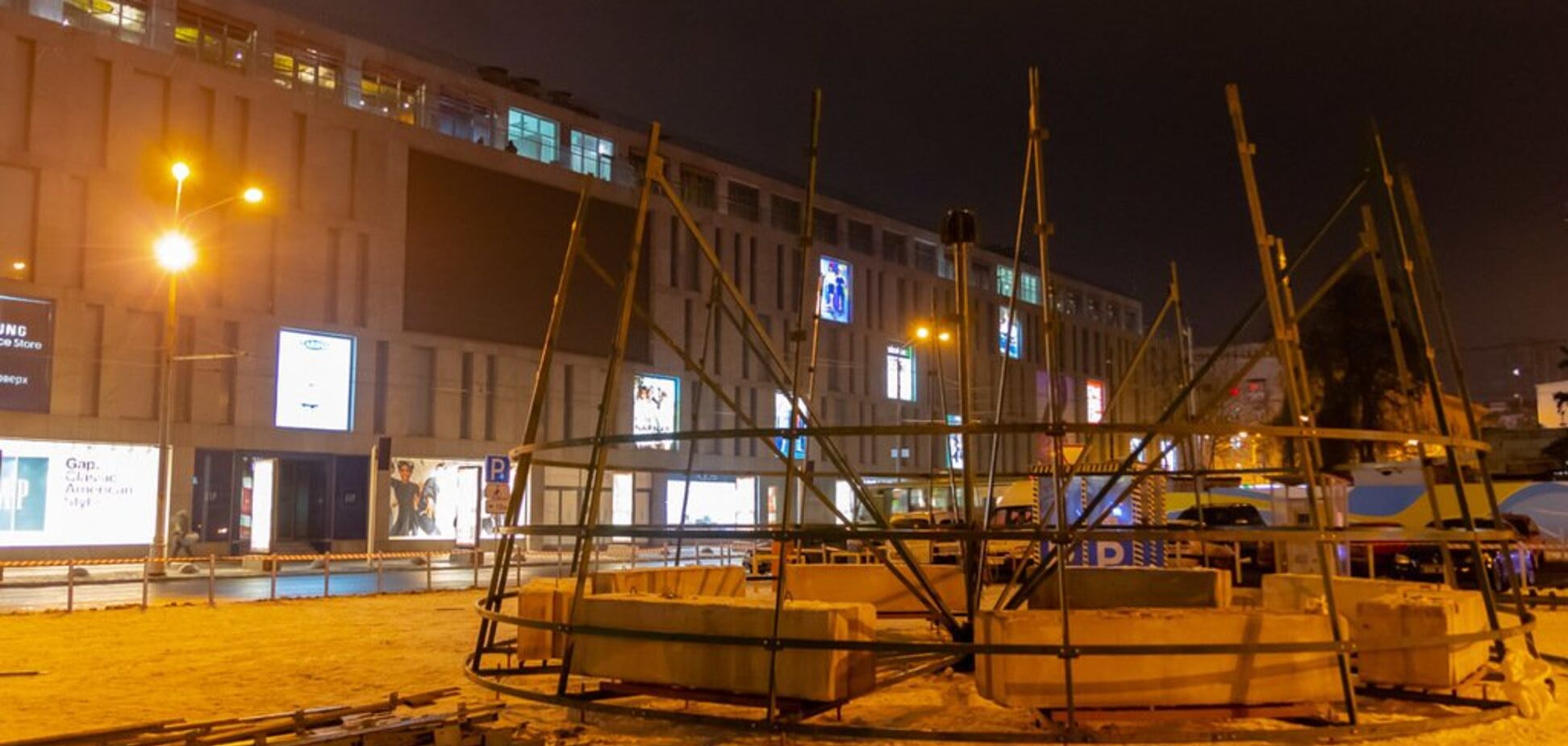 В Днепре начали устанавливать главную елку города