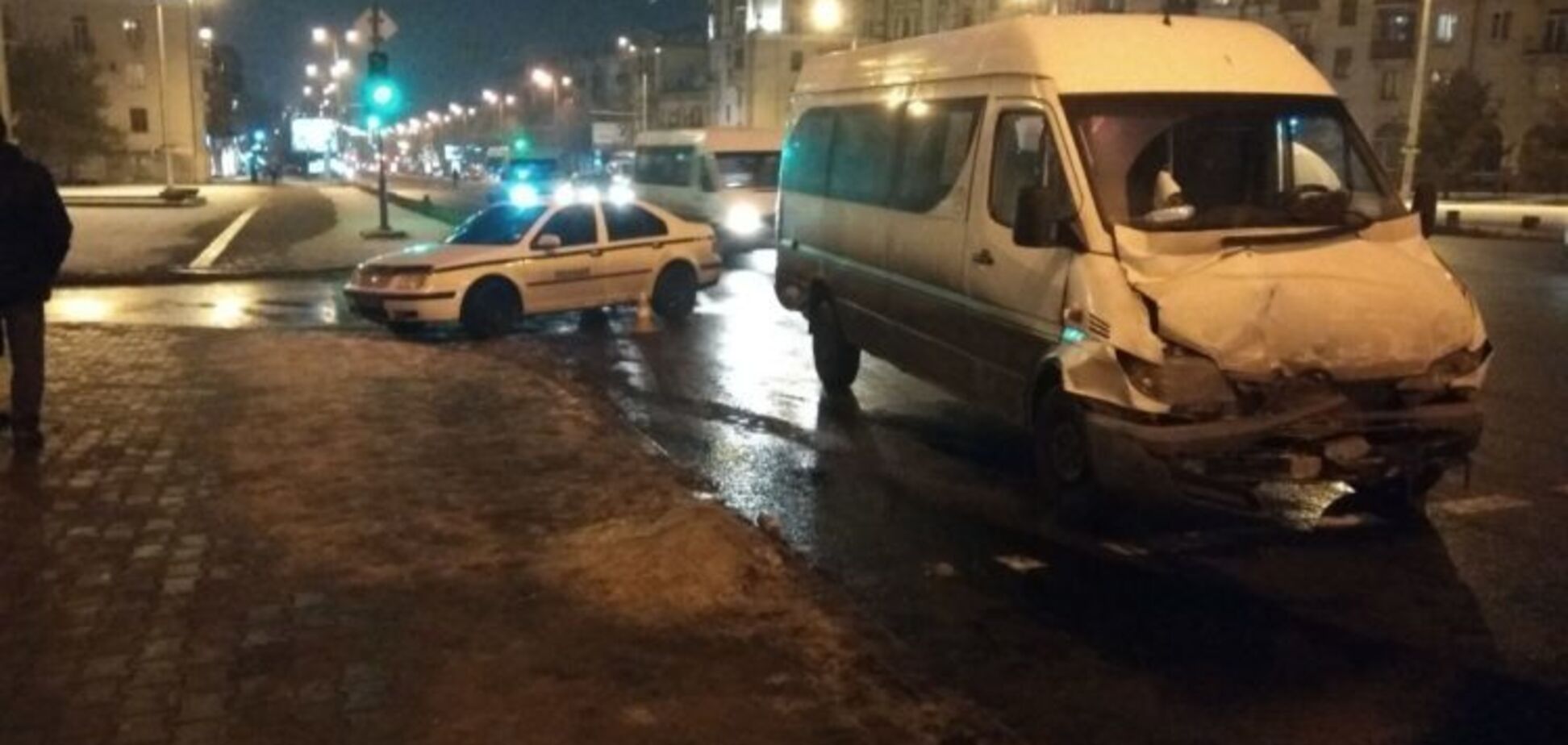 В Запорожье столкнулась маршрутка с автобусом: пострадало 4 человека 
