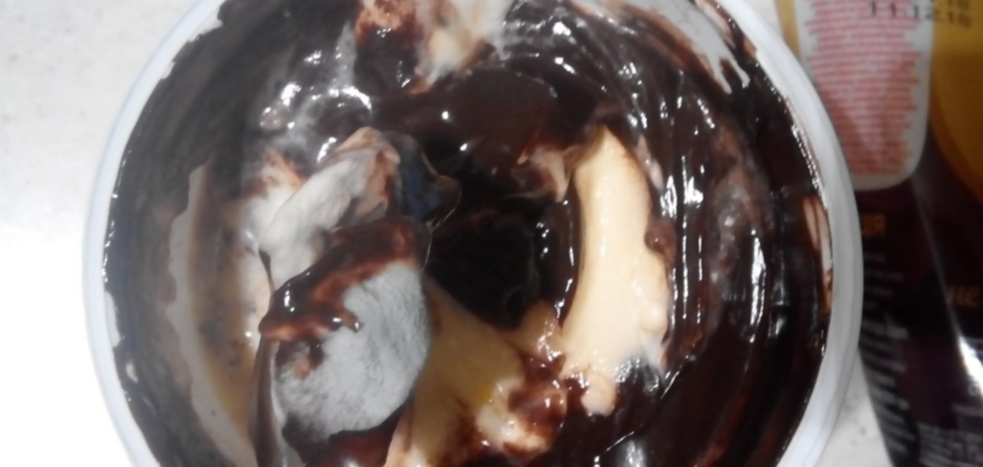 ''Варто задуматися'': журналіст показав ''сюрприз'' у десерті з відомого супермаркету в Києві