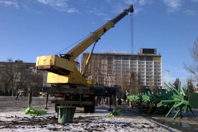 В Запорожье начали устанавливать елку на площади Фестивальной