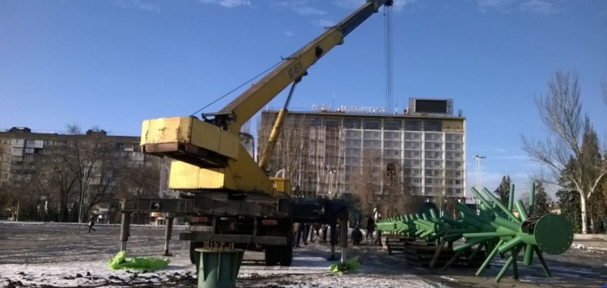 В Запорожье начали устанавливать елку на площади Фестивальной 
