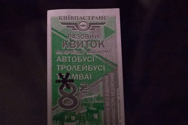 ''Старается делать мир лучше'': в Киеве пассажиров покорила девушка-кондуктор