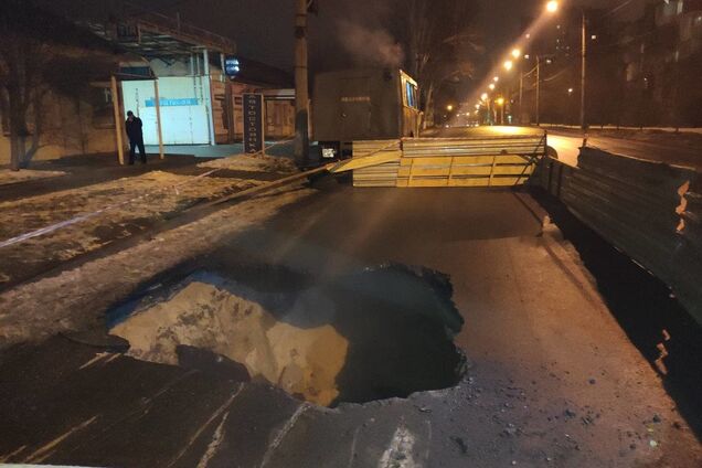 У Запоріжжі під фурою провалився асфальт: є фото