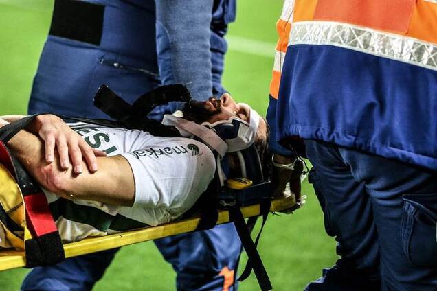 Коліном у голову: моторошна травма футболіста шокувала мережу