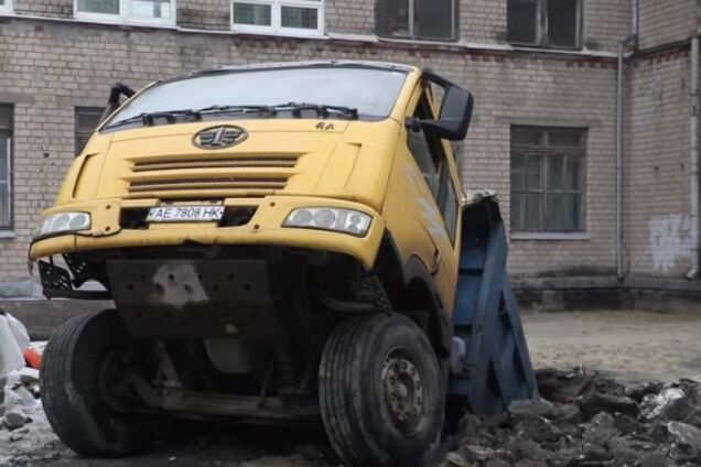 Провалився під землю: у Дніпрі на шкільному подвір'ї трапилася НП