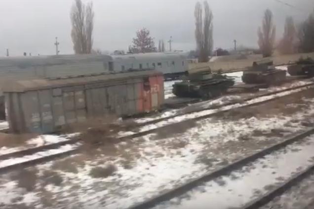 У Донбасса замечена огромная колонна поврежденной техники РФ: видеофакт