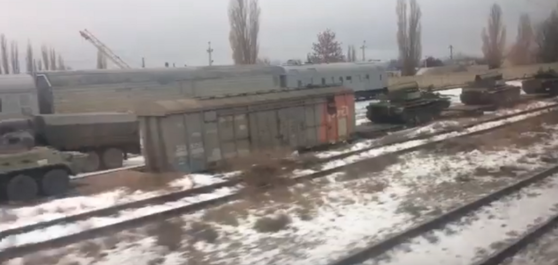 У Донбасса замечена огромная колонна поврежденной техники РФ: видеофакт