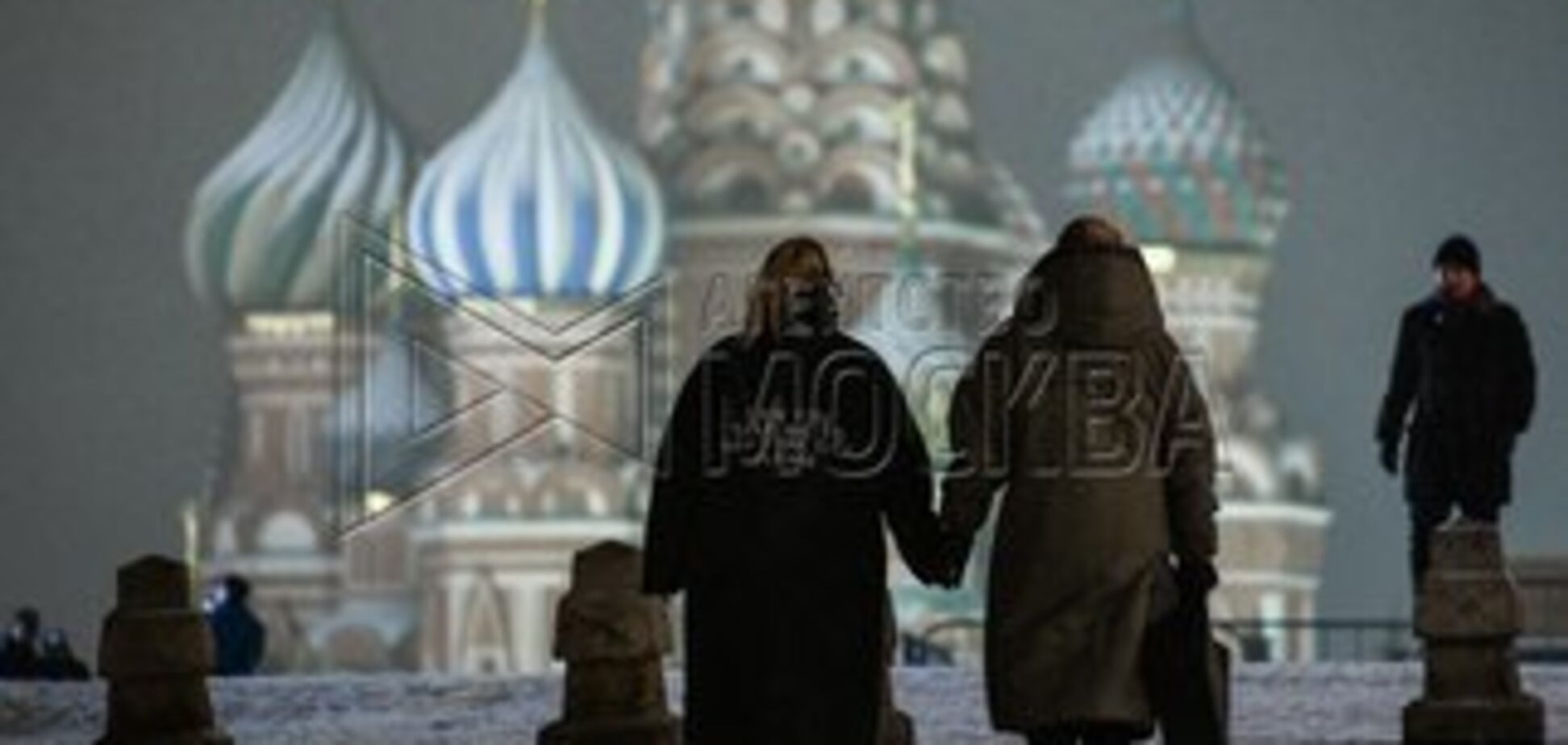 Сніговий шторм паралізував Москву: десятки рейсів скасували, на дорогах — колапс. Фото і відео негоди