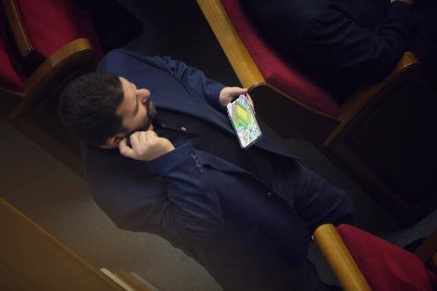 ''Трудяга!'' Нардепа подловили за играми в зале Верховной Рады