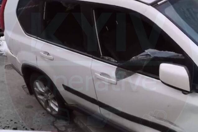 В Киеве расстреляли авто на парковке супермаркета: введен план ''Сирена''