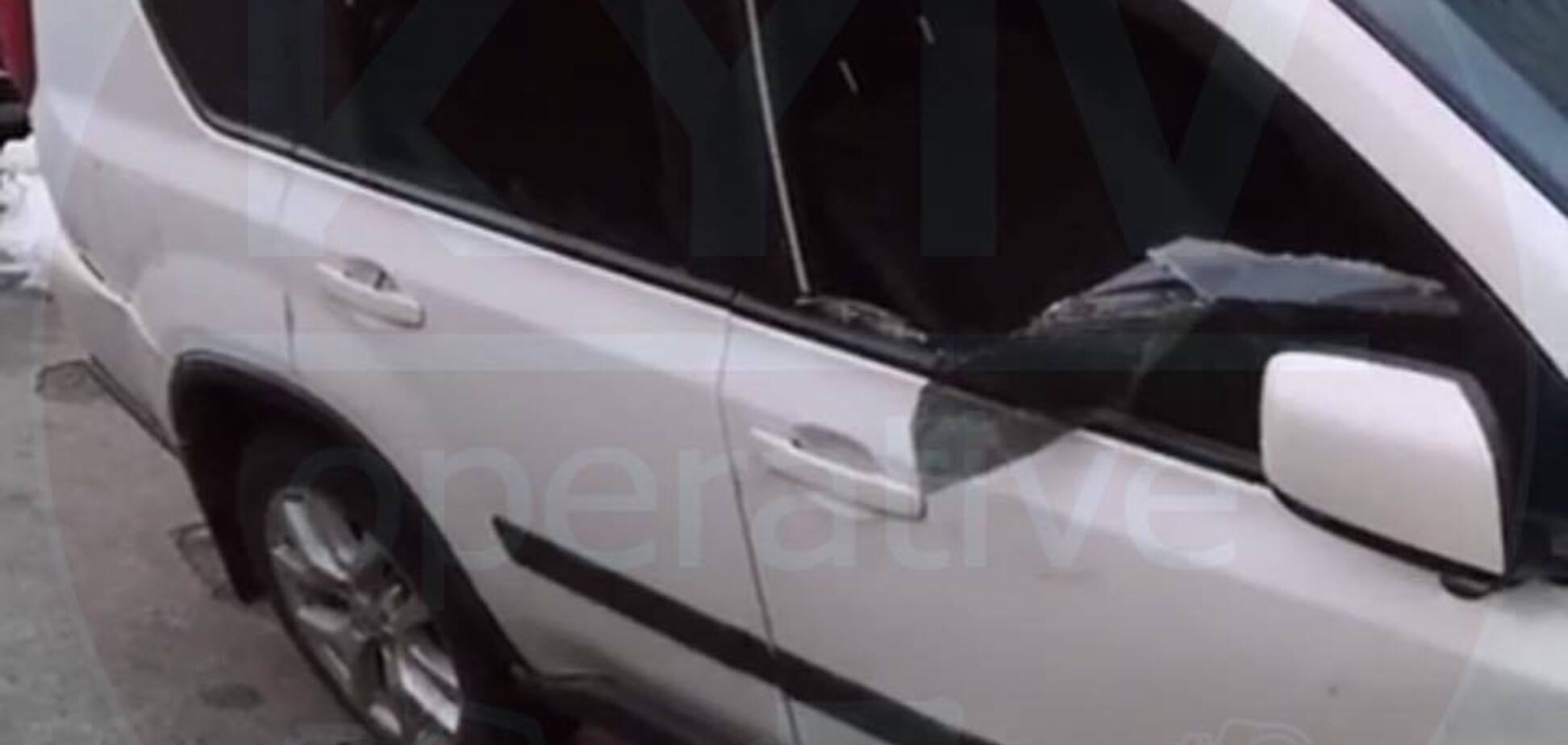 У Києві розстріляли авто на парковці супермаркету: введено план ''Сирена''