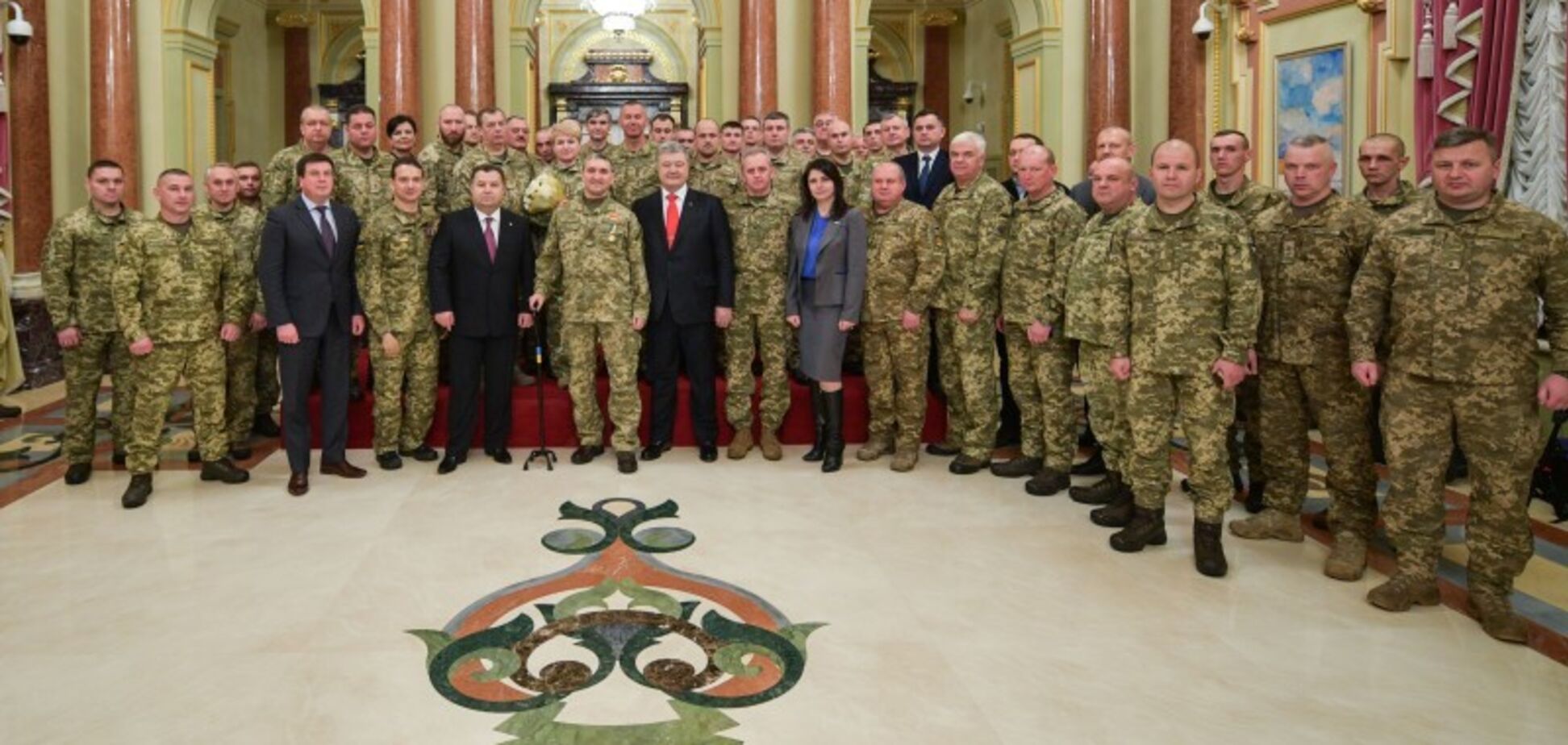 Спасали товарищей и освобождали города Донбасса: Порошенко наградил украинских героев