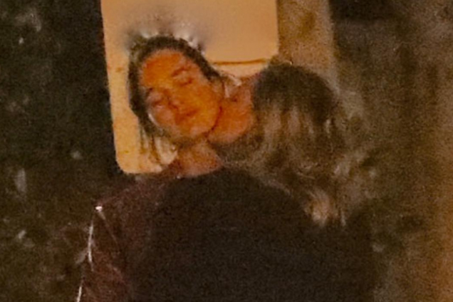 Известную американскую актрису застали за поцелуем с девушкой