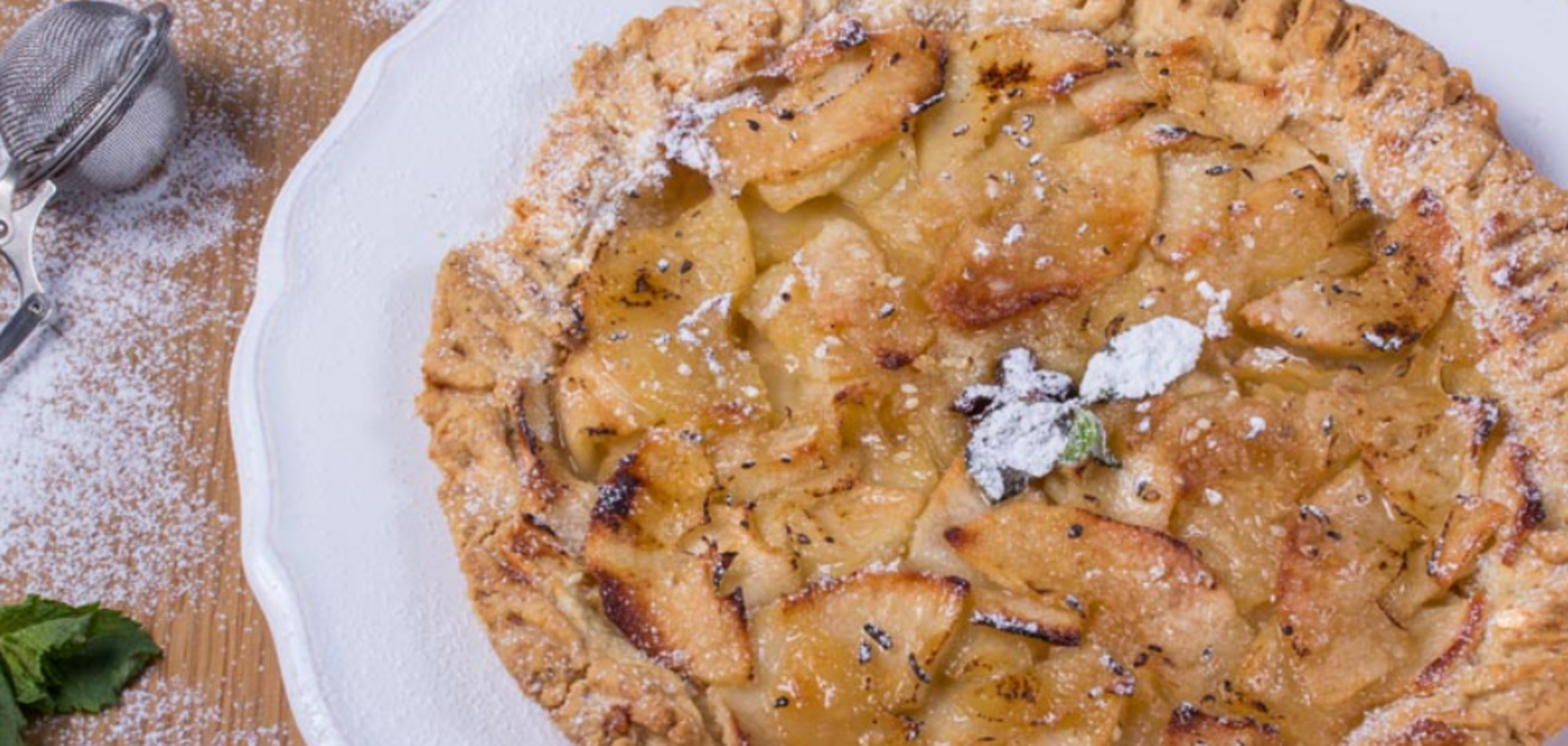 ''Невозможно испортить'': известный кулинар поделился простым рецептом яблочного тарта