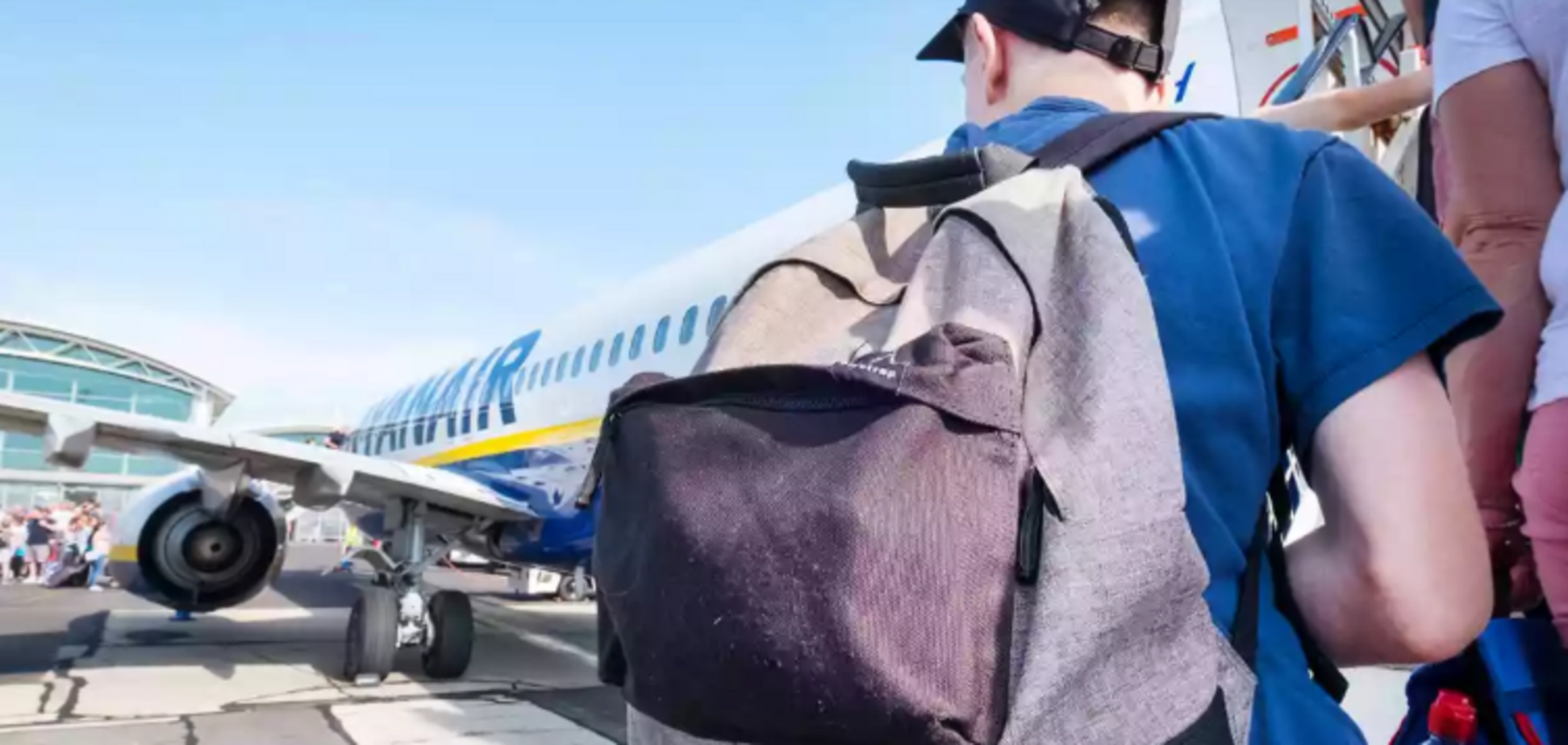 Показано спосіб, як упакувати всі речі в ручну поклажу