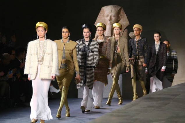 Культовый бренд Chanel собрал звезд 90-х на презентации новой коллекции: кто там был