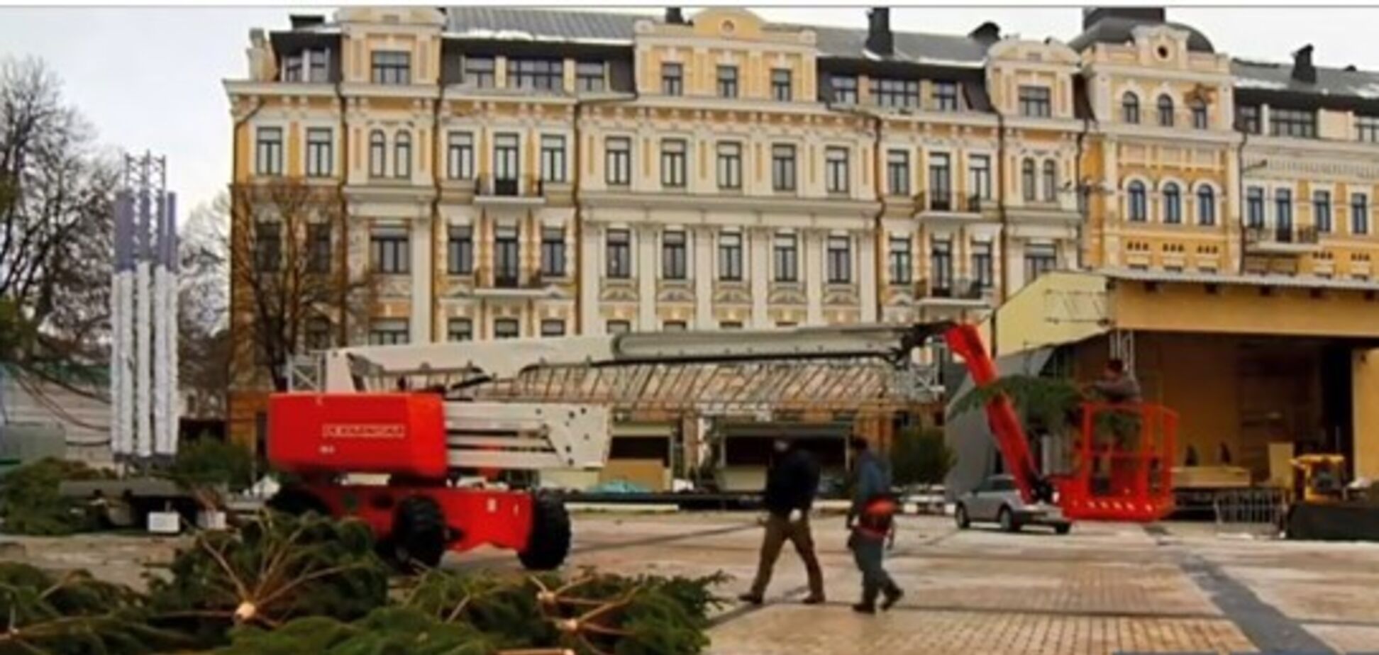 В Киеве начали устанавливать главную новогоднюю елку Украины: первые фото и видео