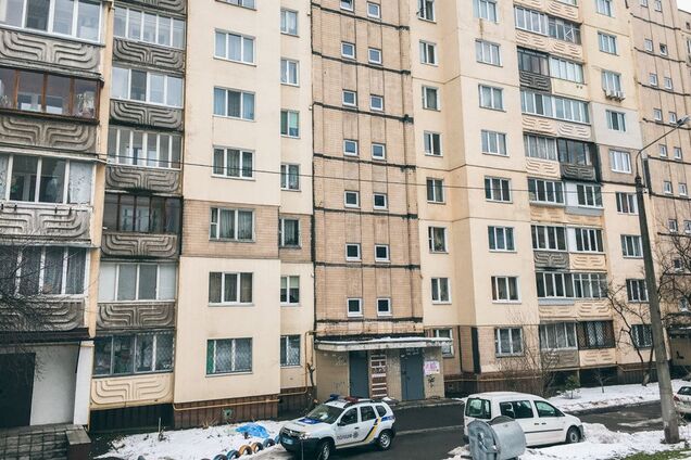 У Києві чоловік викинувся із вікна: фото з місця події