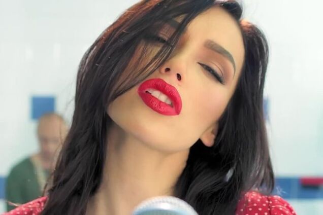 'Беременная?' Располневшая российская звезда в прозрачном платье озадачила сеть