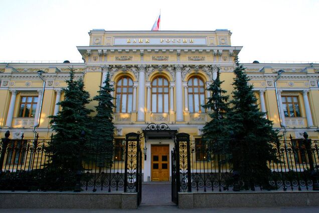 Росії пригрозили відключенням від SWIFT: головний банк країни забив на сполох