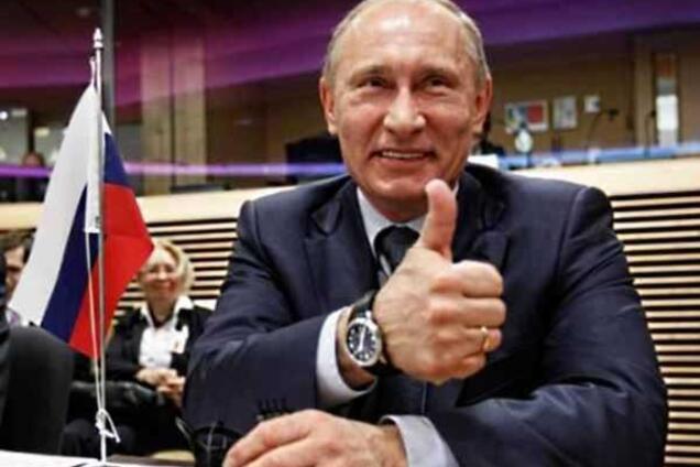 Береги голову: смущенному Путину подарили презент с намеком. Фотофакт