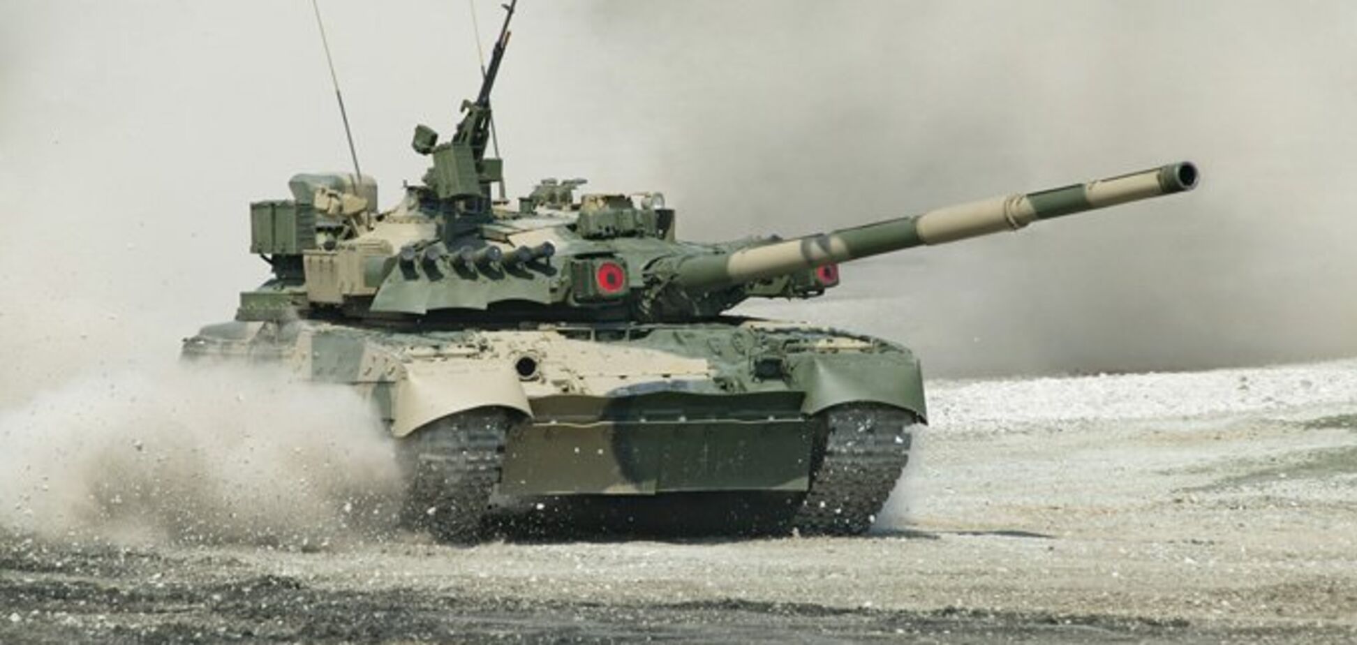 Росія стягнула сотні танків до кордону з Україною: військова техніка потрапила на супутникові знімки