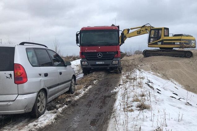 Взялися за старе: в Києві впіймали браконьєрів на видобутку піску
