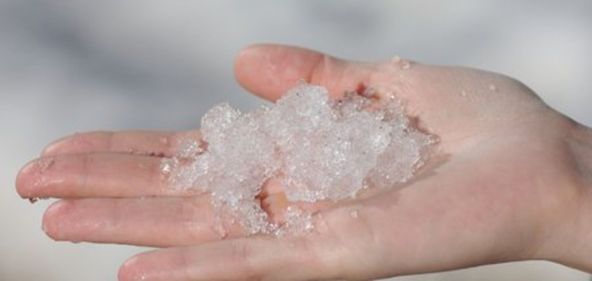 У Кривому Розі випав криваво-червоний і чорний сніг: фото аномалії