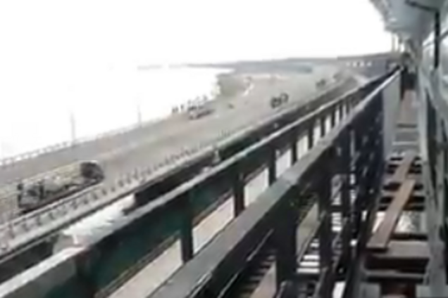 ''Нервують небраття''? На Кримському мосту засікли колону військової техніки РФ