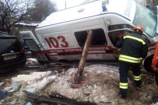 Влетіла в будинок: у Житомирі ''швидка'' потрапила в жахливу ДТП. Фото і відео з місця аварії
