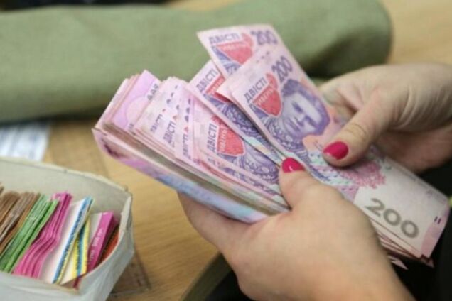 В Украине могут сравнить зарплаты женщин и мужчин: что об этом известно