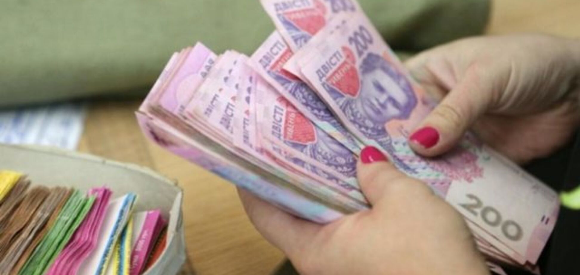 В Україні можуть зрівняти зарплати жінок і чоловіків: що про це відомо