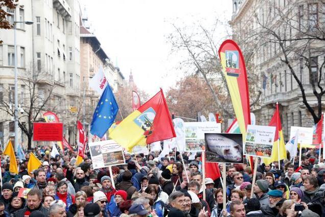 В Угорщині пройшли масові протести проти ''рабської закону'': з'явилися фото і відео