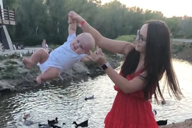 ''Ходила в трусах'': над сином української моделі жорстоко знущалася няня. Відео