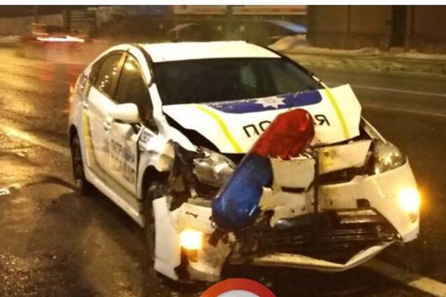 У Києві поліцейський Prius влетів у тролейбус: перші кадри