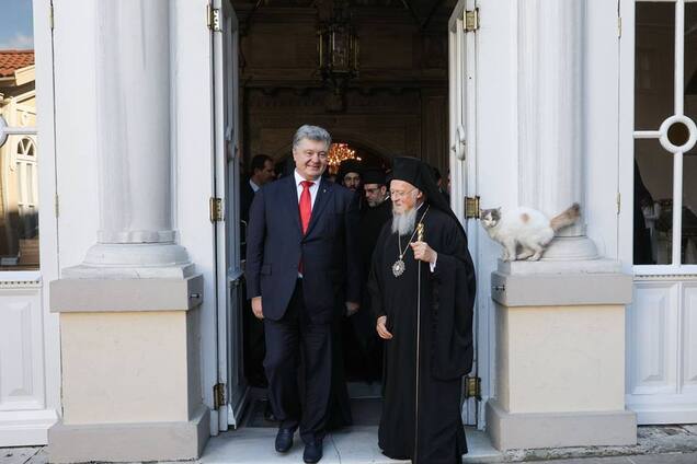 ''Бешеное давление и угрозы'': Порошенко сообщил об ''атаке'' Москвы на Томос