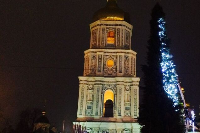 Тысячи игрушек и километры гирлянд: в Киеве начали украшать главную елку страны. Первые фото