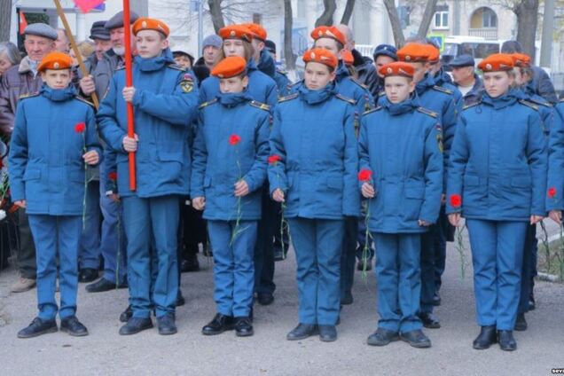 Зігнали дітей у військовій формі: ''зомбі-мітинг'' у Криму висміяли в мережі