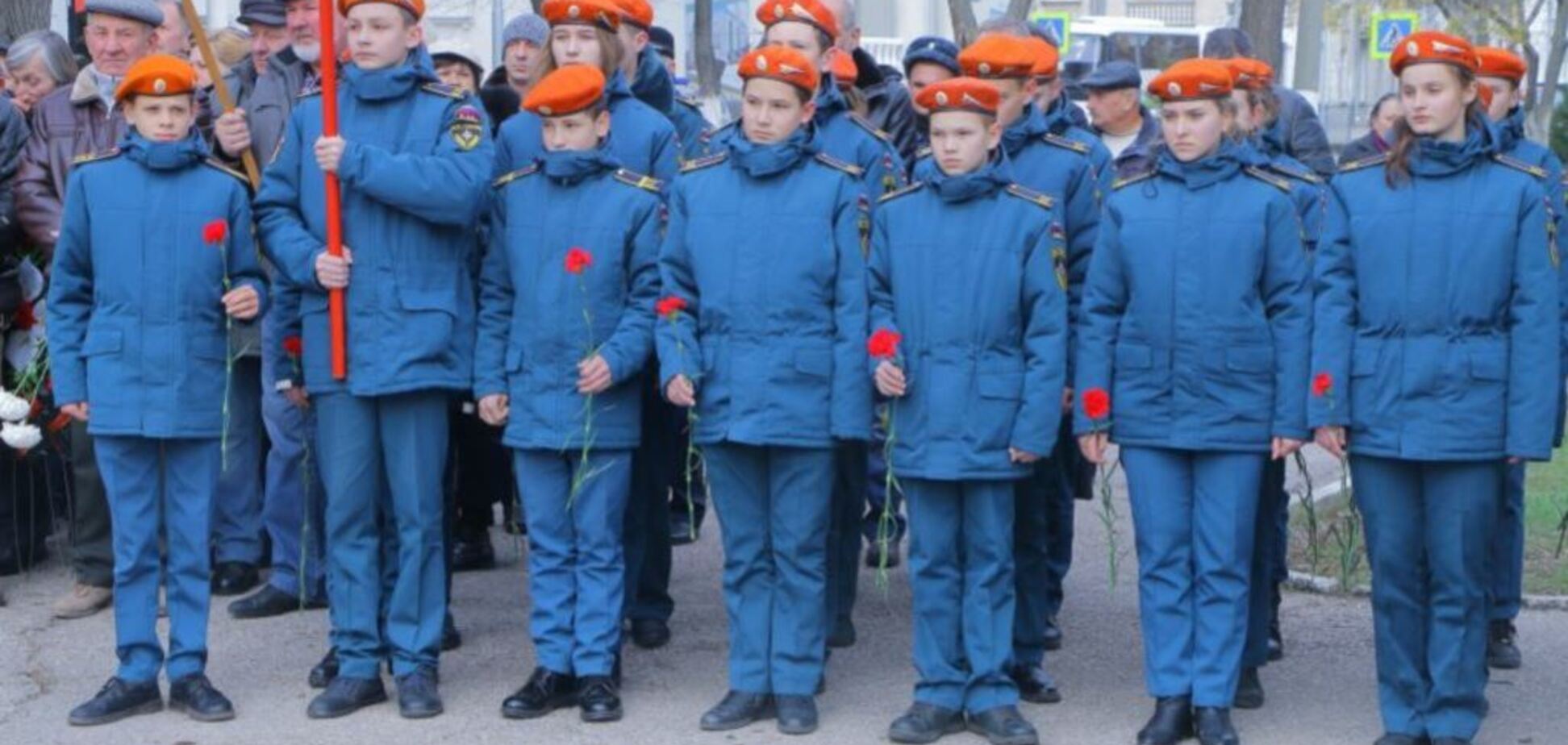 Зігнали дітей у військовій формі: ''зомбі-мітинг'' у Криму висміяли в мережі