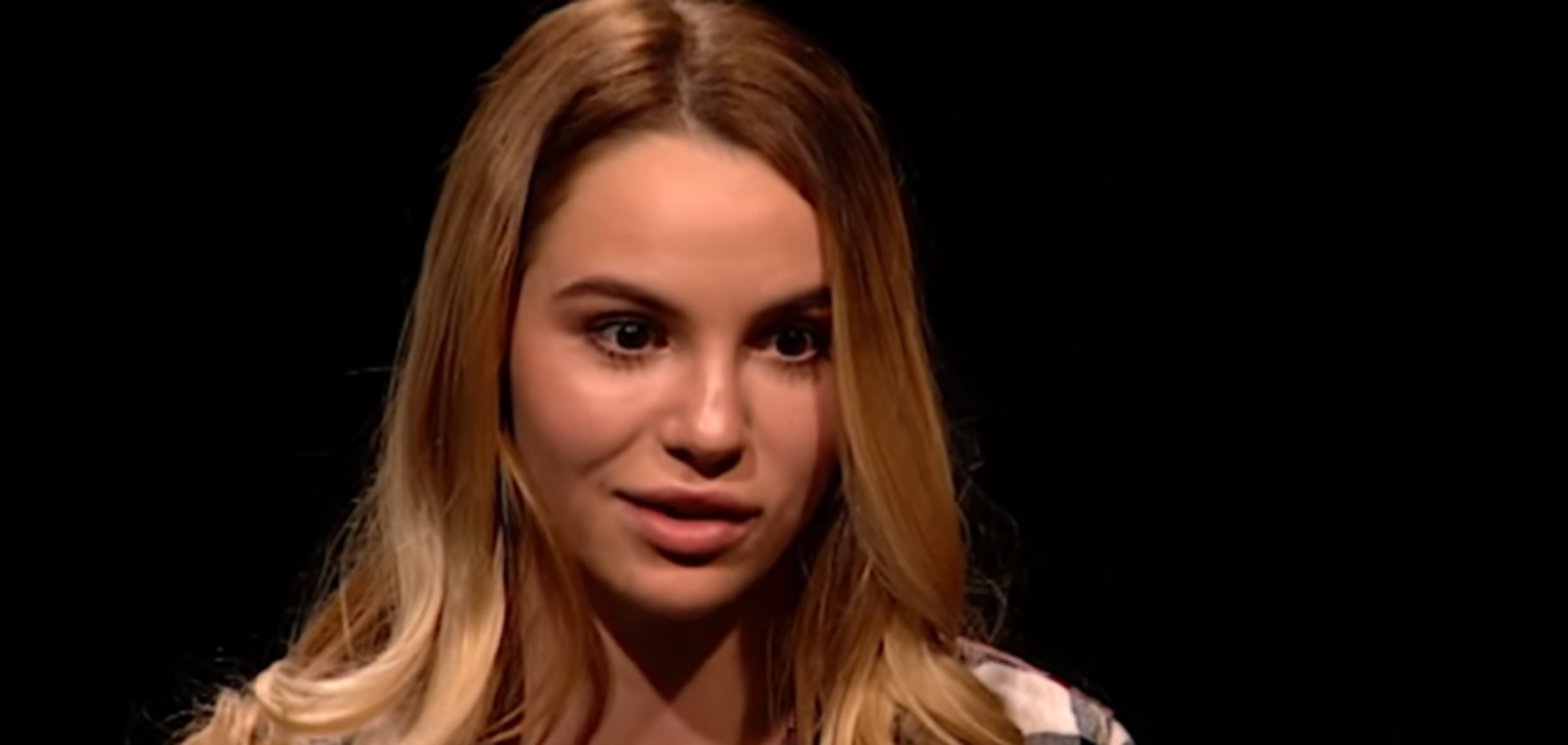 Морила голодом и унижала: в России популярный блогер выгнала мать из дома