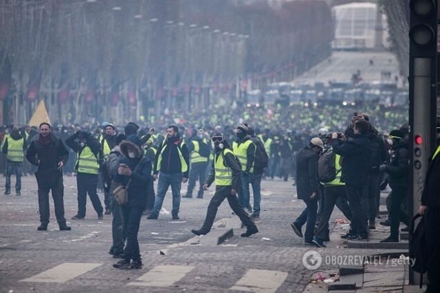 Переросли в насилие: во Франции с новой силой вспыхнули протесты ''желтых жилетов''