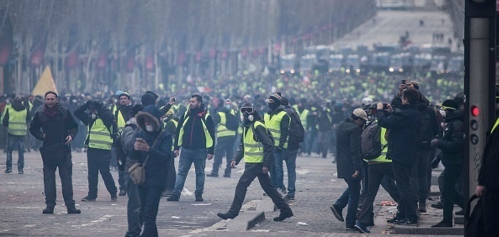 Переросли в насилие: во Франции с новой силой вспыхнули протесты ''желтых жилетов''